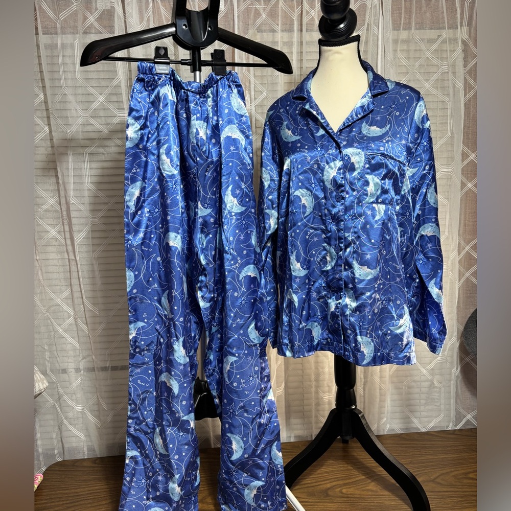Character 2pc Wm’s Small PJ’s Satiny Celestial Moons Button frt top long pants